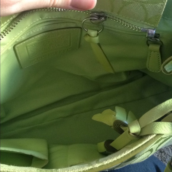 Pale green medium size coach purse - Picture 4 of 8